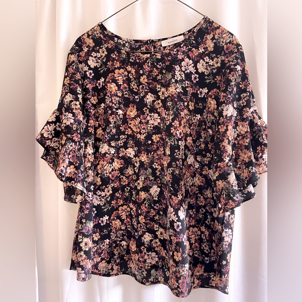 Gorgeous Mandee bell sleeve floral blouse NWOT